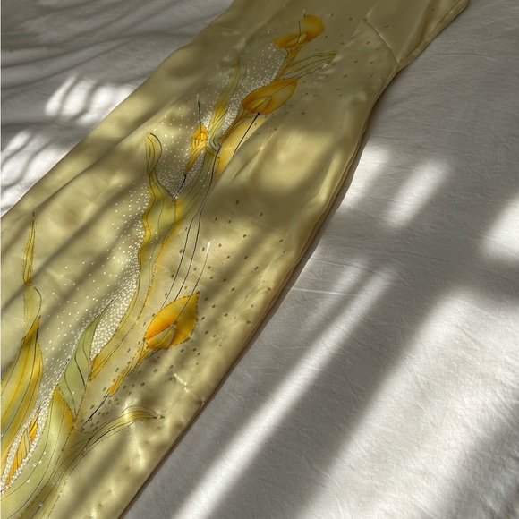 Vintage 90’s Satin Pastel Yellow Traditional Asian Dress With Sparkly Lily’s - Picture 3 of 10